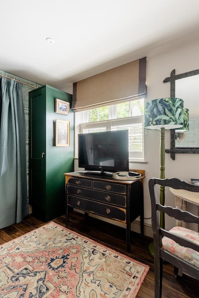 1 Bed Studio Sleeps 2 -patio -garden -dogs Ok