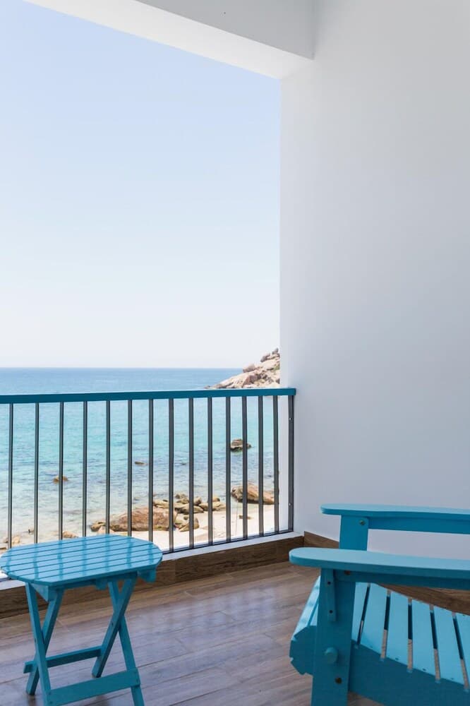 Blue Anchor Lodge & Cafe-Binh Ba Island