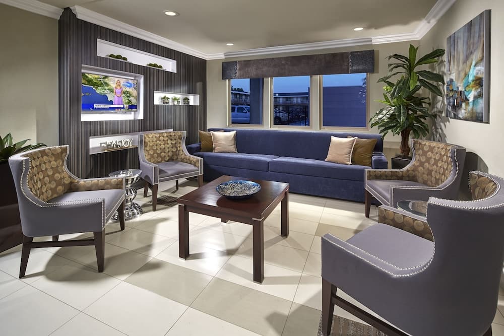 Eden Roc Inn & Suites