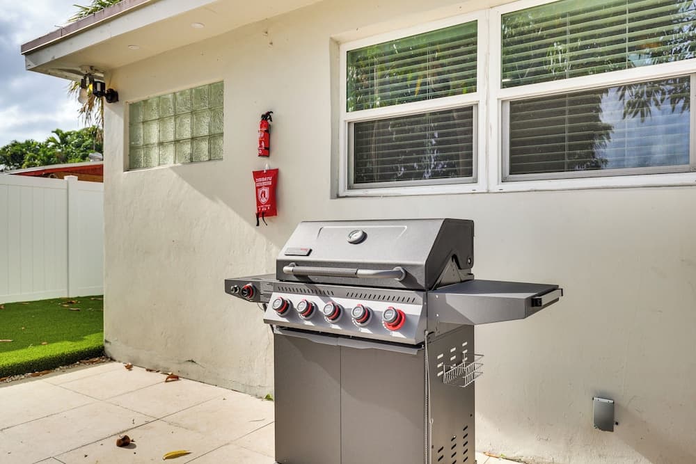 Backyard Oasis: Fort Lauderdale Home Near Beach