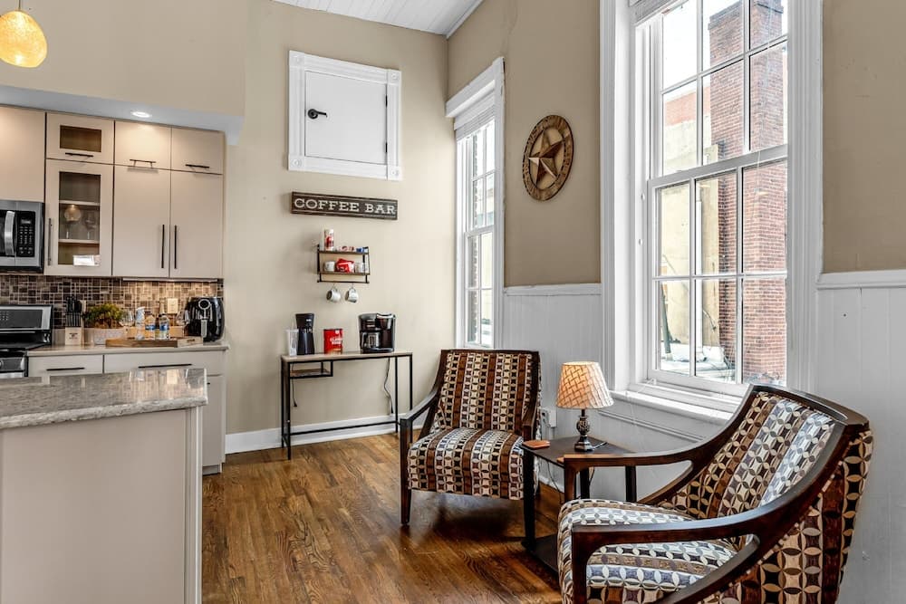 Downtown Delight - Private Balcony - Downtown Condo