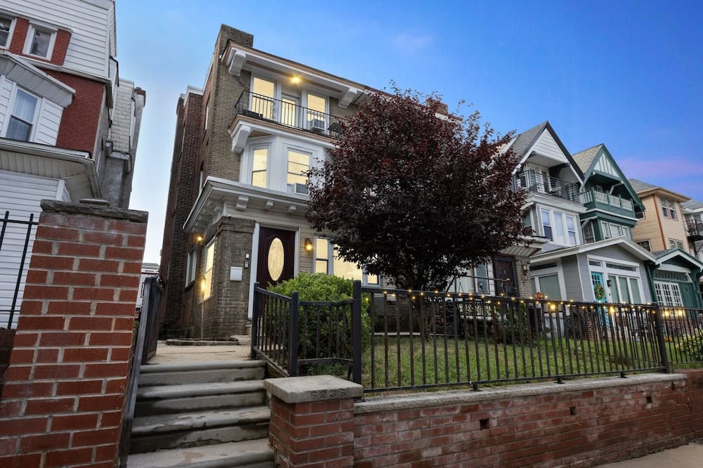 Elegant 5br Townhome In Prime Location 5 Bedroom Townhouse by RedAwning