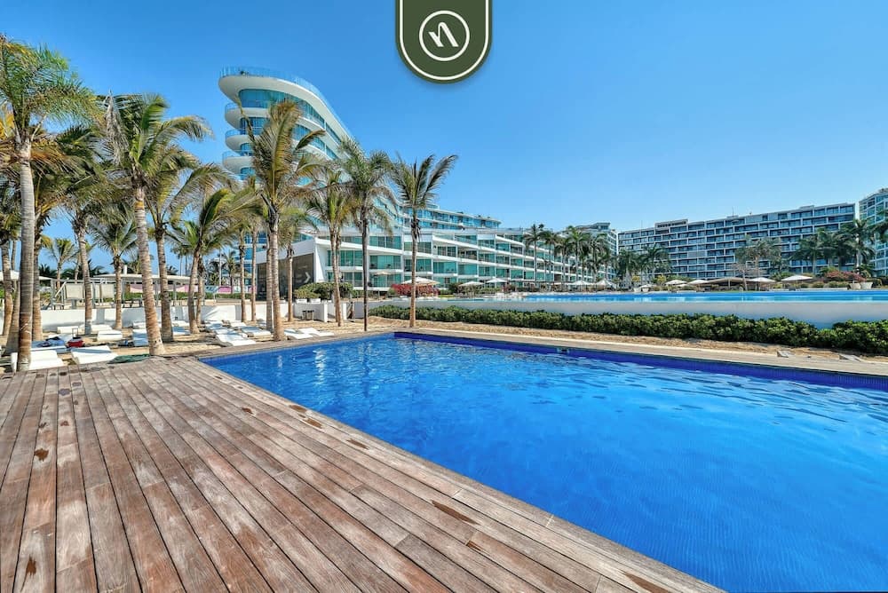 Oceanview 1 BR Condo - Private Beach - Pools