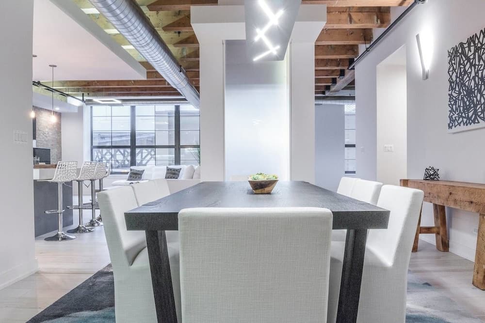 Spacious & Private 3 BDR Luxury Condo in Downtown