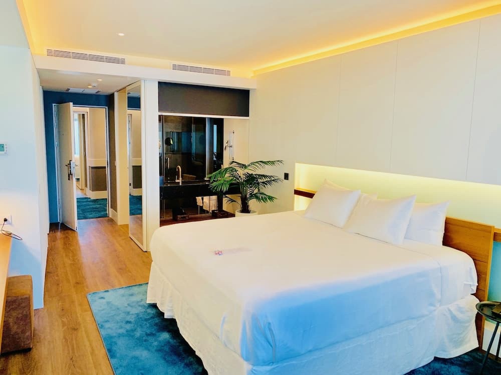 Holland House Beach Hotel