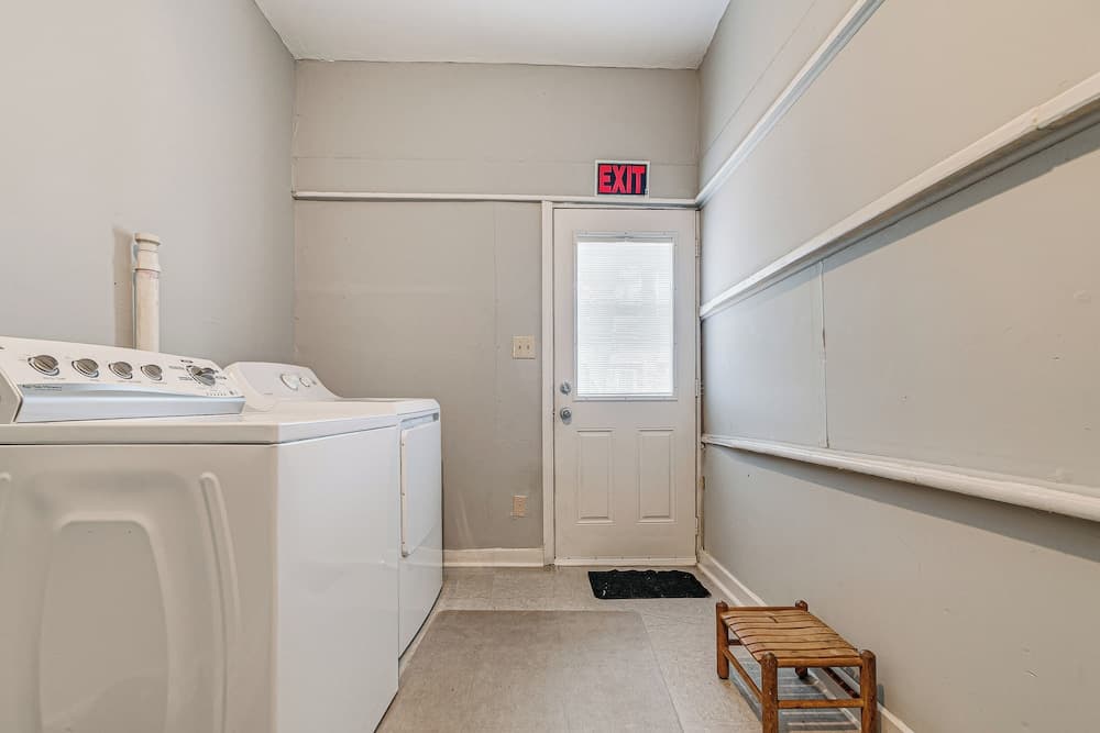 Family Retreat w/ Yard < 1 Mi to Dtwn Durham!