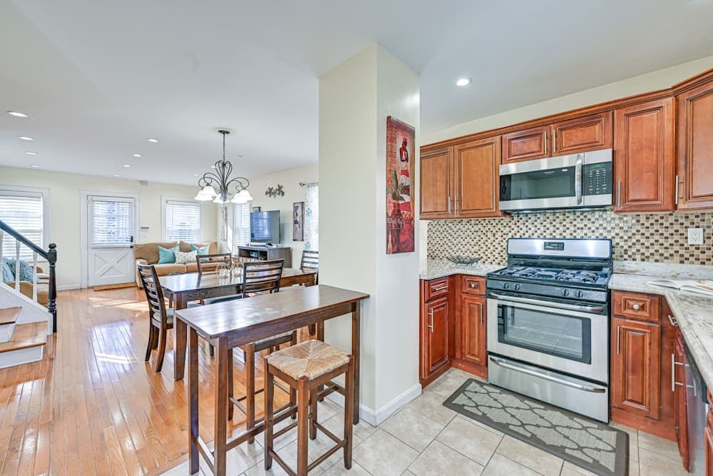 Charming Valley Stream Home: 24 Mi to Central Park