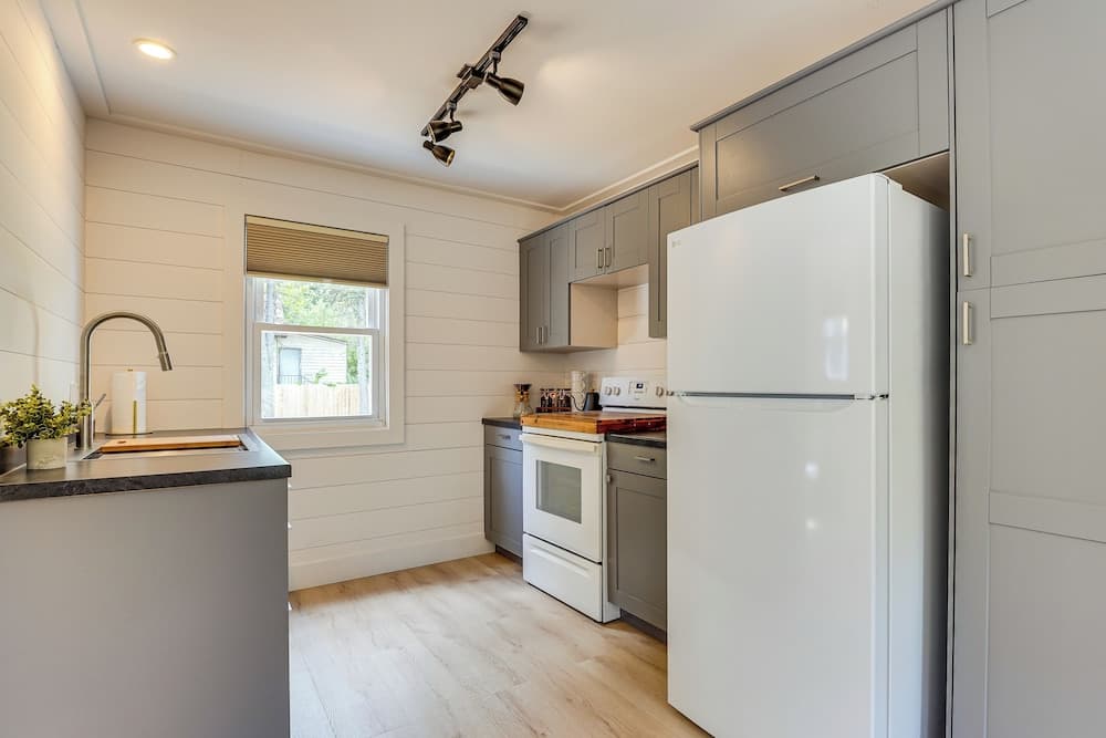 3 Mi to Michigan State: Tiny Home w/ Deck!