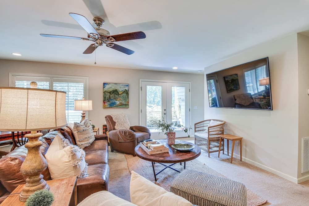 Lakefront Fun Near Clemson! Retreat w/ Pool Access