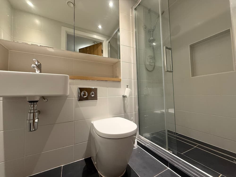 2BR Apartment - Sleeps 4 - Free Parking - Reading