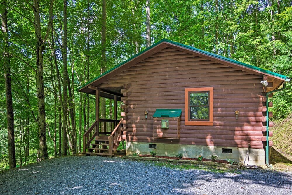 Clyde Cabin Hideaway: Porch & Grill