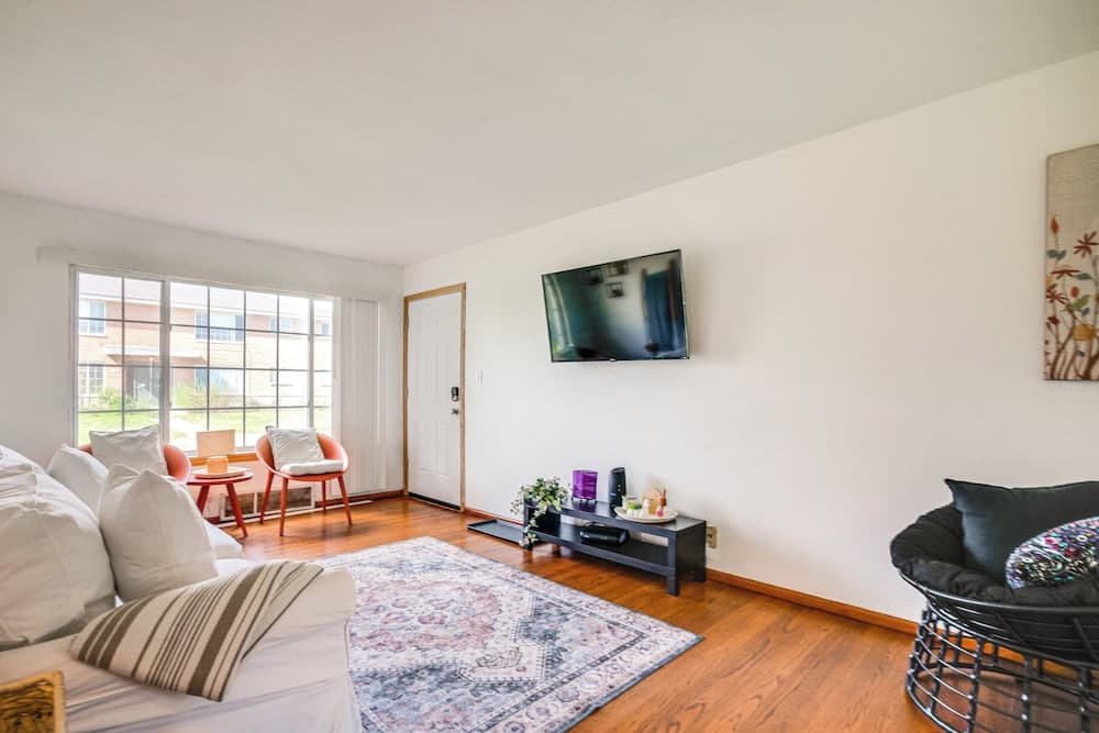 Menomonee Falls Condo 12 Mi to Lake Michigan!