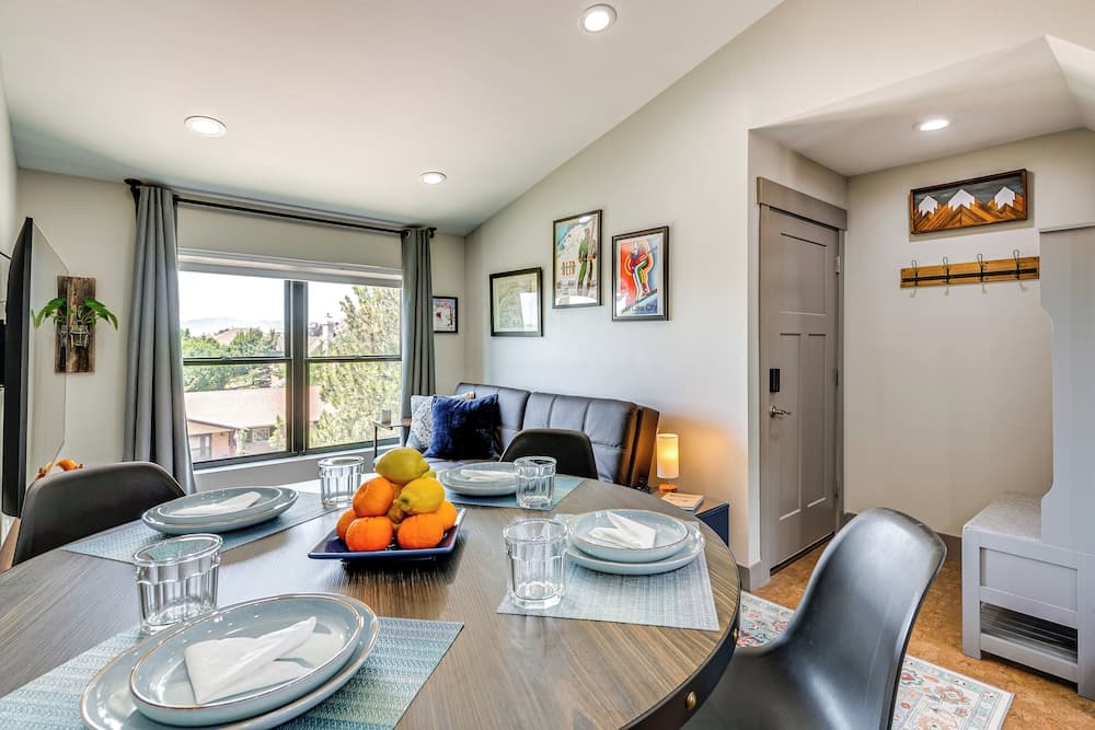 11 Mi to Snowbird Resort: Mtn-view Apt w/ Hot Tub