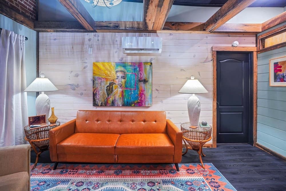 Stylish Retro Stay, Columbia House Unit D 1 Bedroom Apts