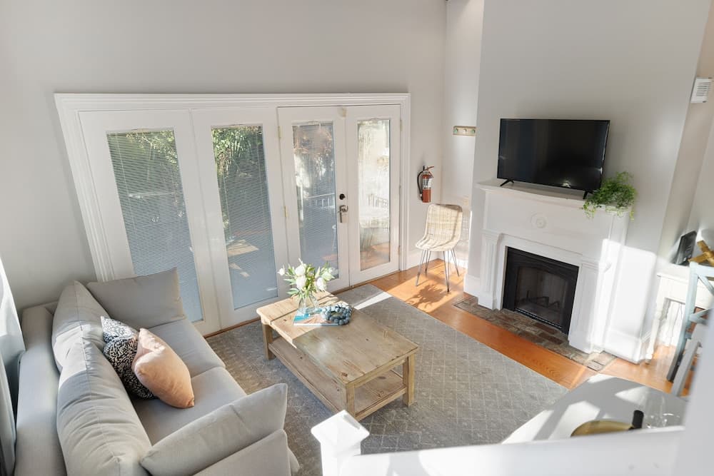 Beautiful Renovated Apartment Near King Street