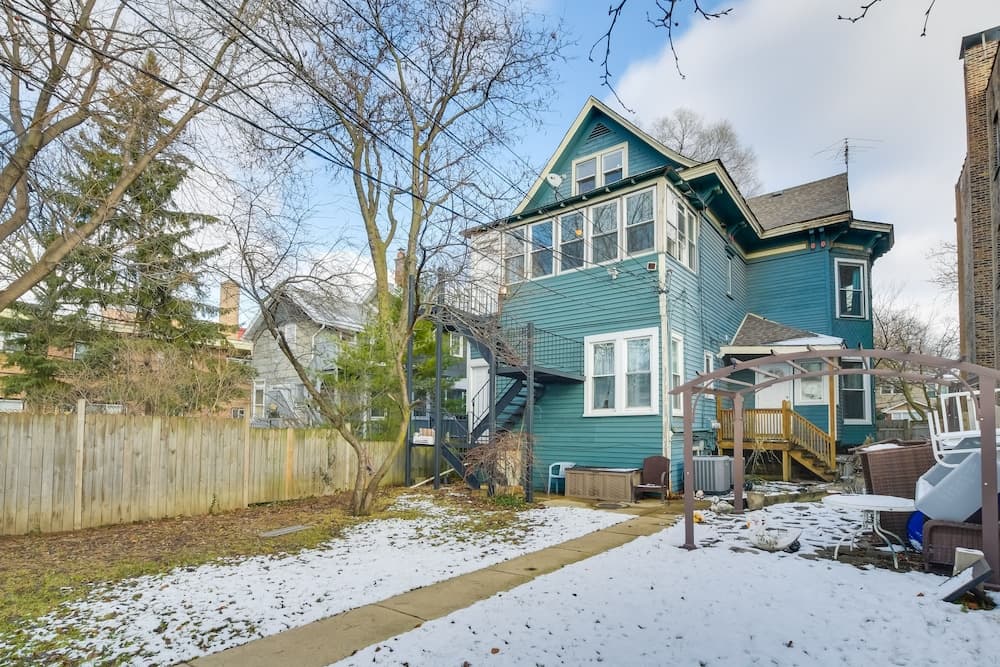 Cozy Oak Park Apartment: Walk to Parks & Dining!
