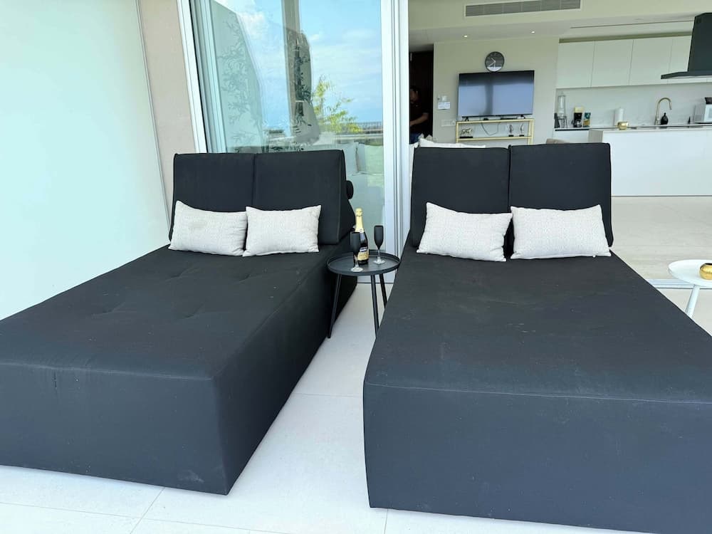 Luxury 2BR Bolongo Ocean View Private Beach