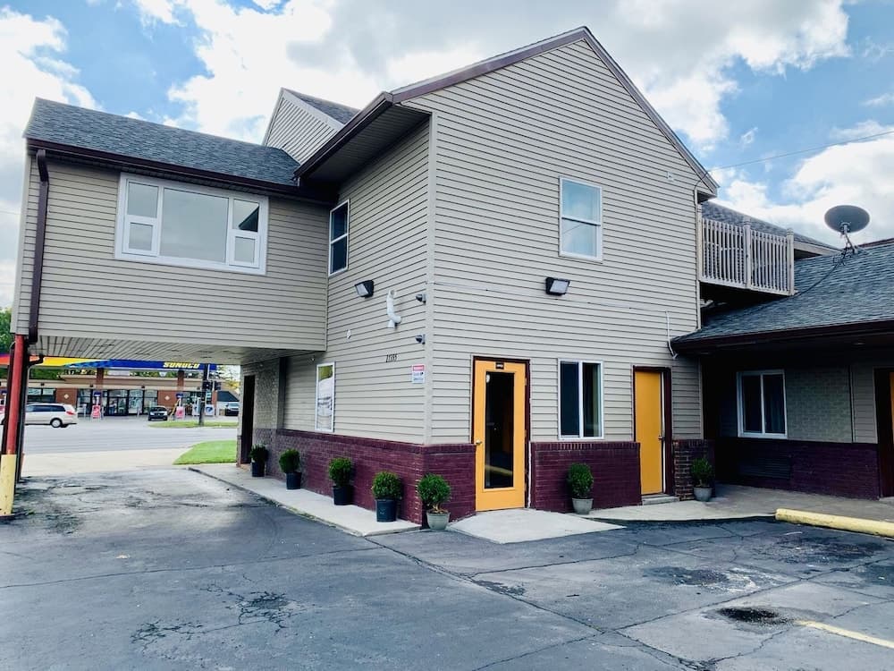 Motor City Inn & Suites