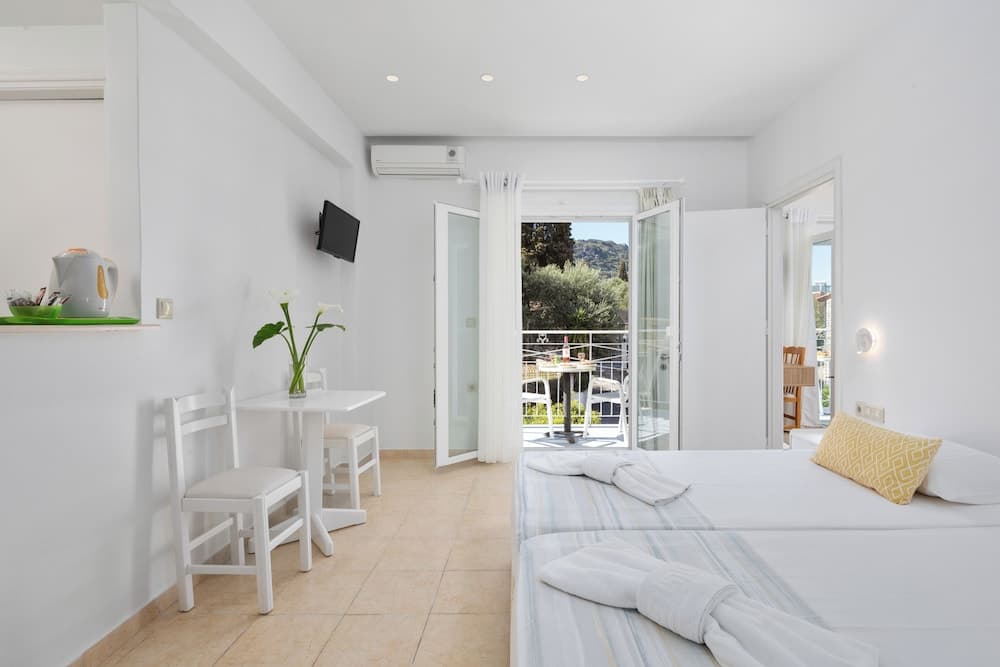 Bella Vista Beach Hotel and Studios