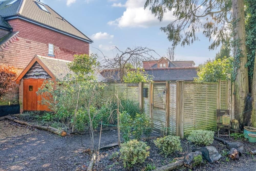 Cobham Home With Annex - Sleeps 6 - bbq & Fire pit