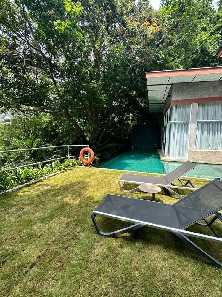 Ambong Pool Villas