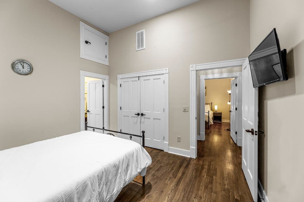 Downtown Delight - Private Balcony - Downtown Condo