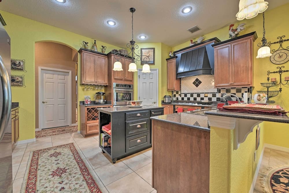 Elegant Valrico Home ~ 15 Mi to Downtown Tampa!