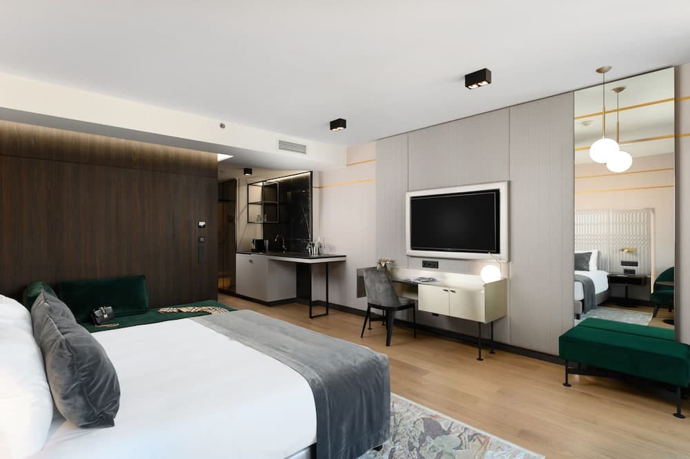Emerald Downtown Suites