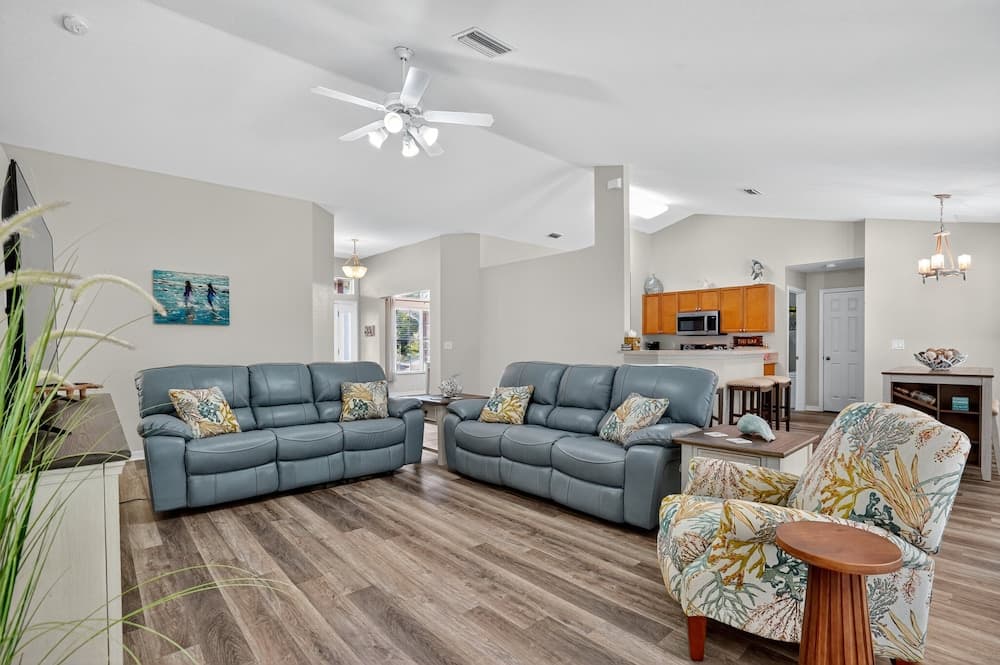 Spacious 4br Retreat With Heated Pool & Spa 4 Bedroom Home