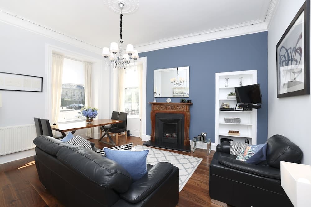 JOIVY Stunning Ground-floor 2bedrm New Town Apt