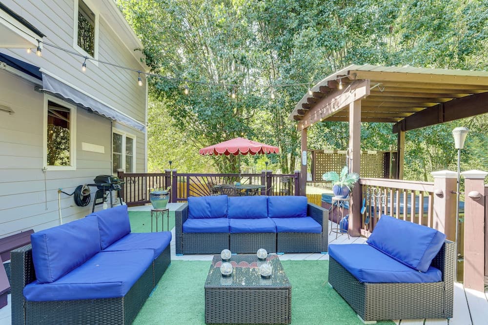 6 Mi to Stone Mountain Park: Home w/ Deck!