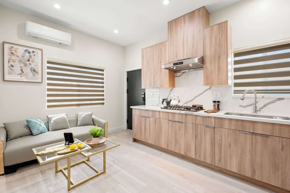 Modern Private Home w Full Kitchen & Parking