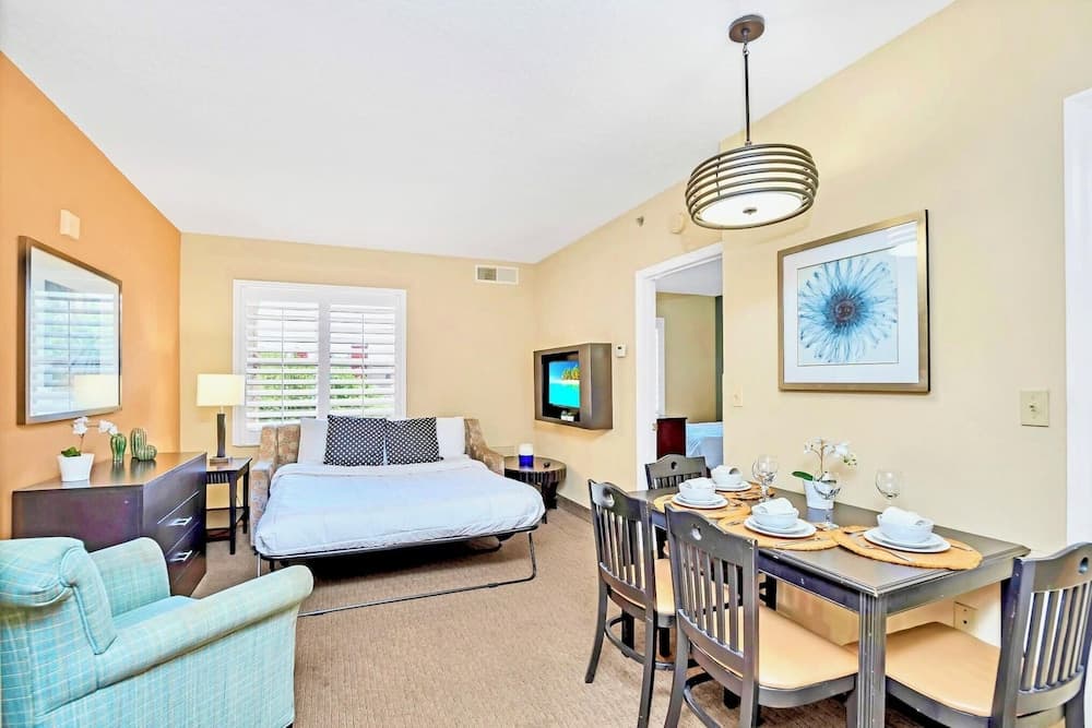 Cozy 1BR Condo w Pool - Near Universal Studios