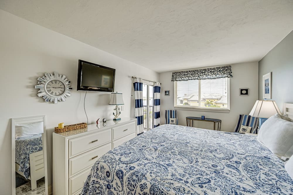 Steps to Naples Bay & Tin City: Condo w/ Pool!