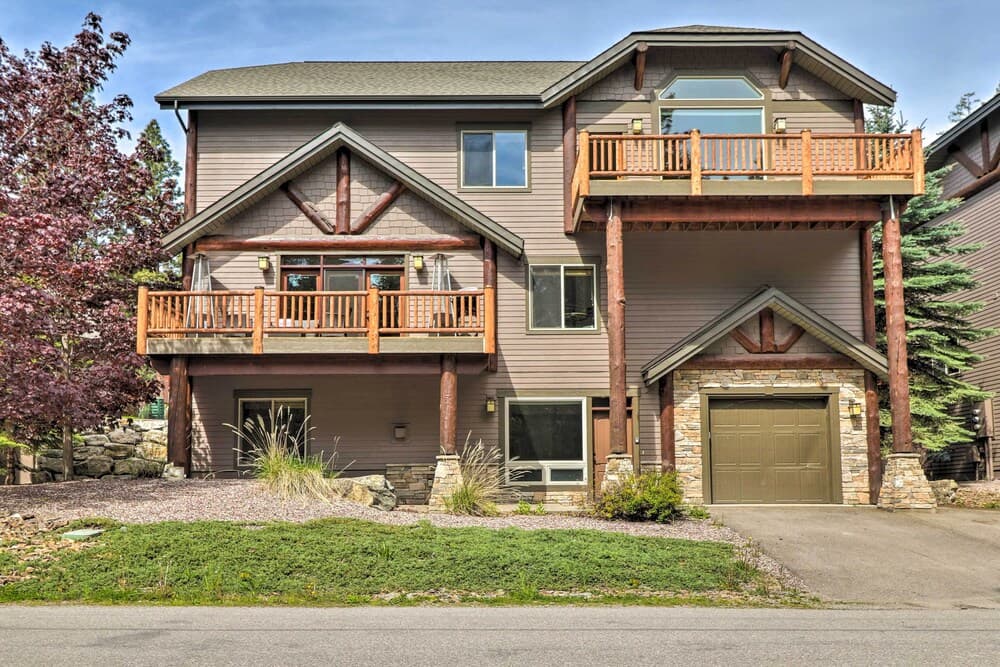 Flathead Lake Getaway w/ Balcony, Fireplace!