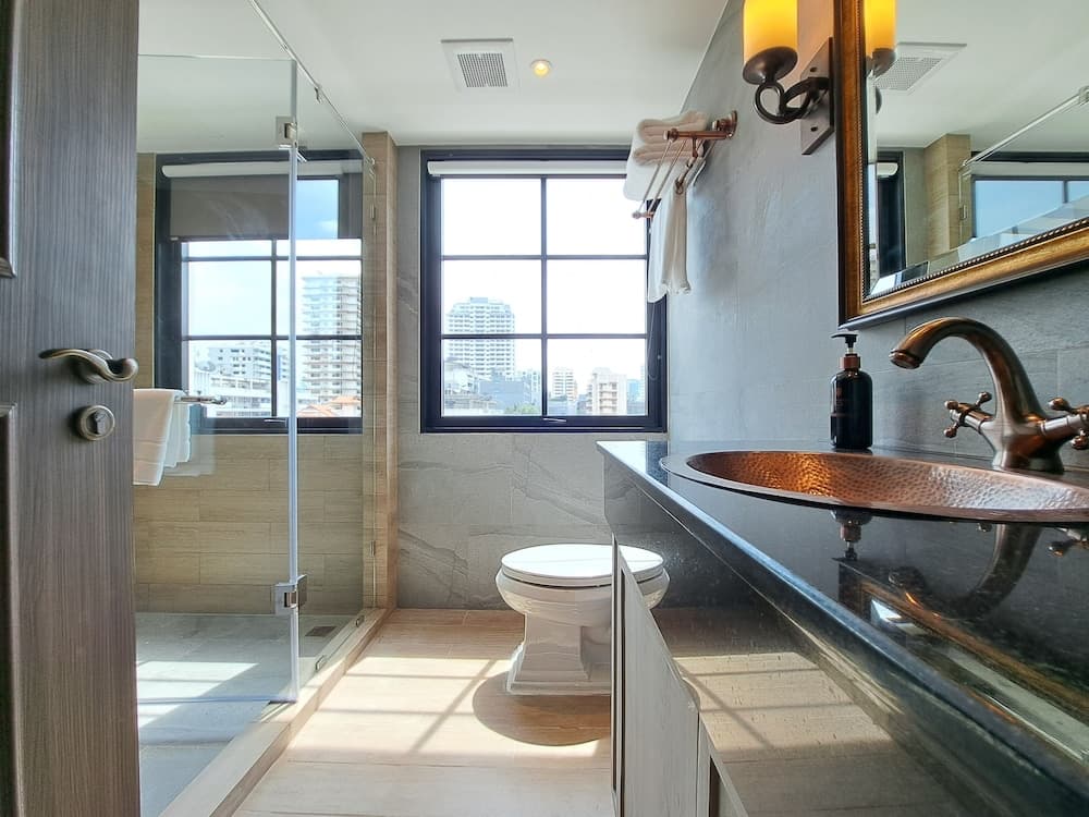 The Coach Hotel Sukhumvit - Asok BTS Bangkok