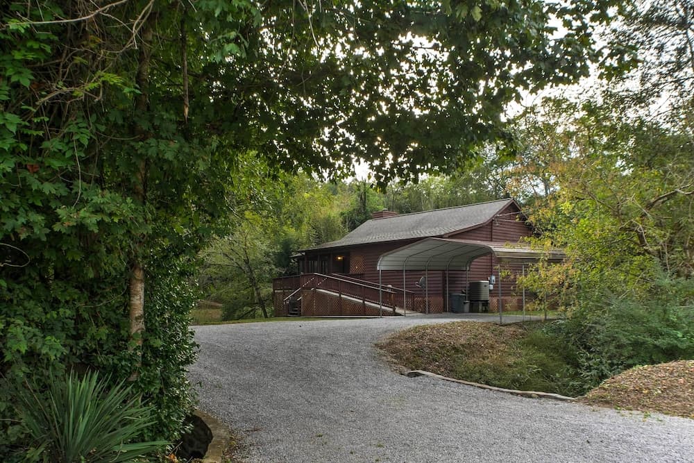 Creekfront Cabin Near Chattanooga w/ Hot Tub!