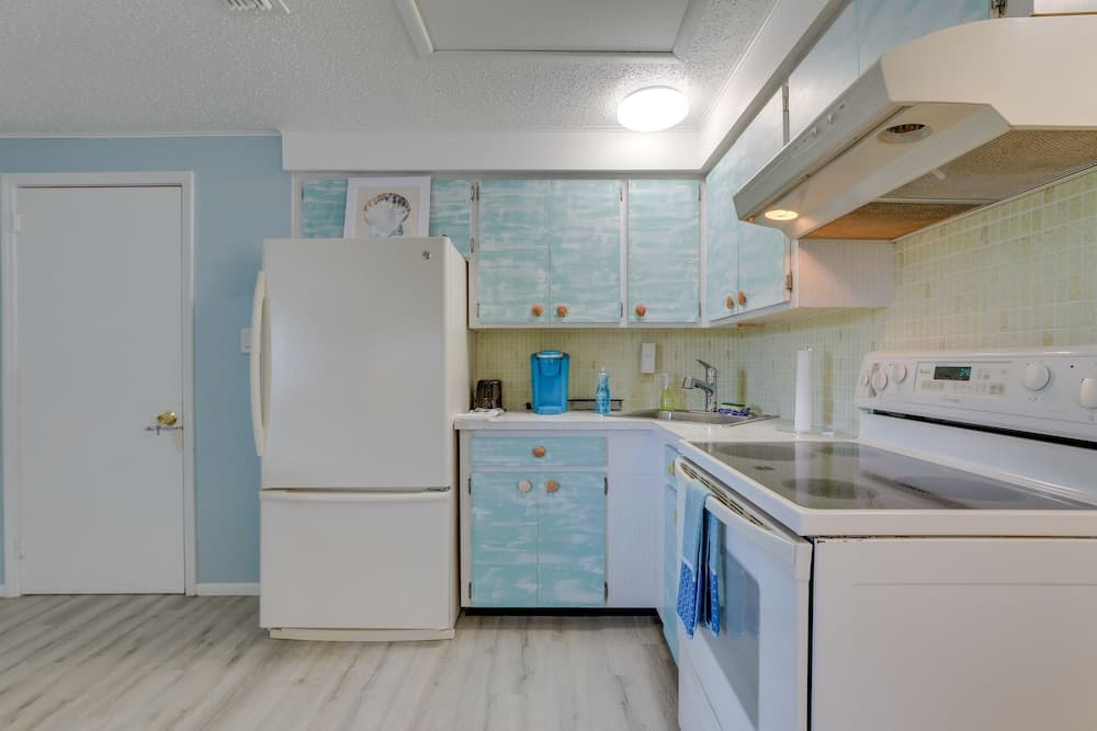Englewood Apartment w/ Shared Pool: 1 Mi to Beach