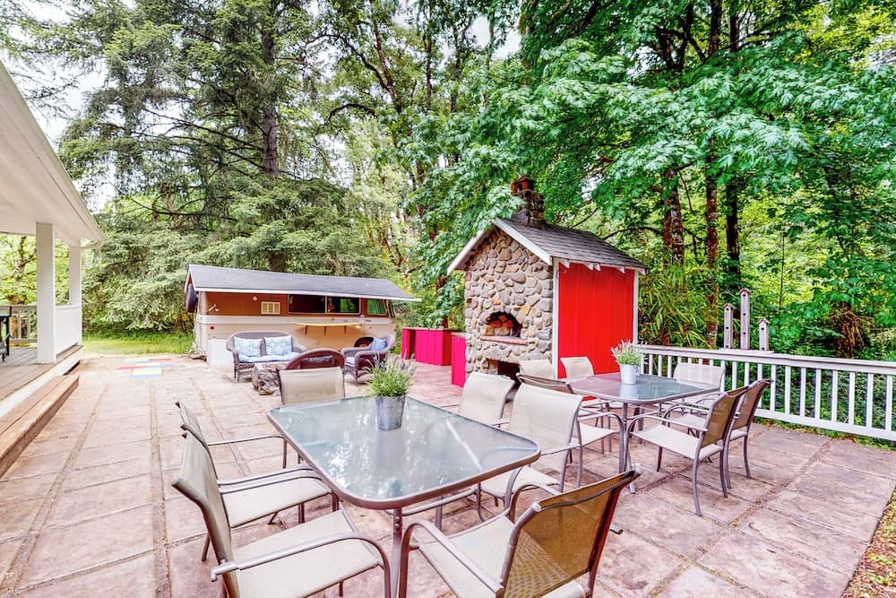 The Homested w/ Covered Deck & Views