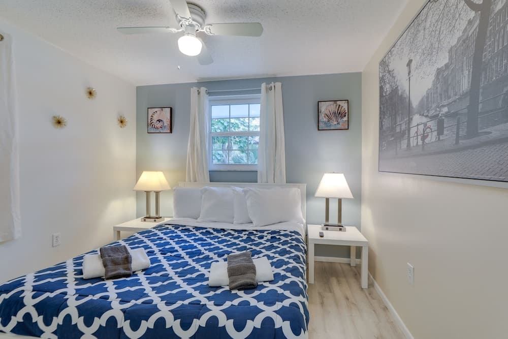 Englewood Apartment w/ Shared Pool: 1 Mi to Beach