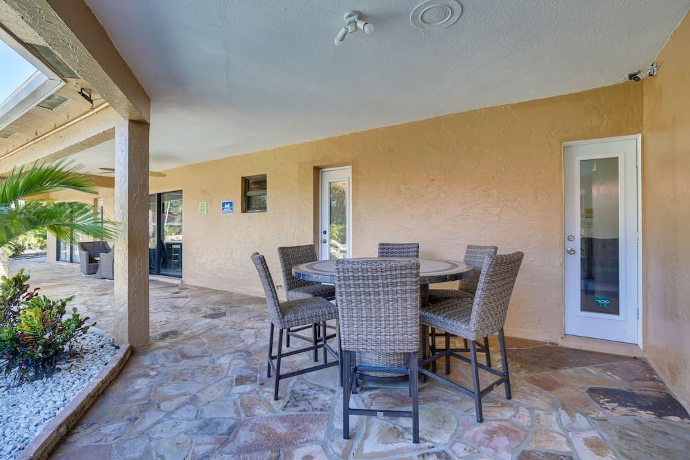 Pool & Hot Tub: Spacious Villa in Coral Springs!