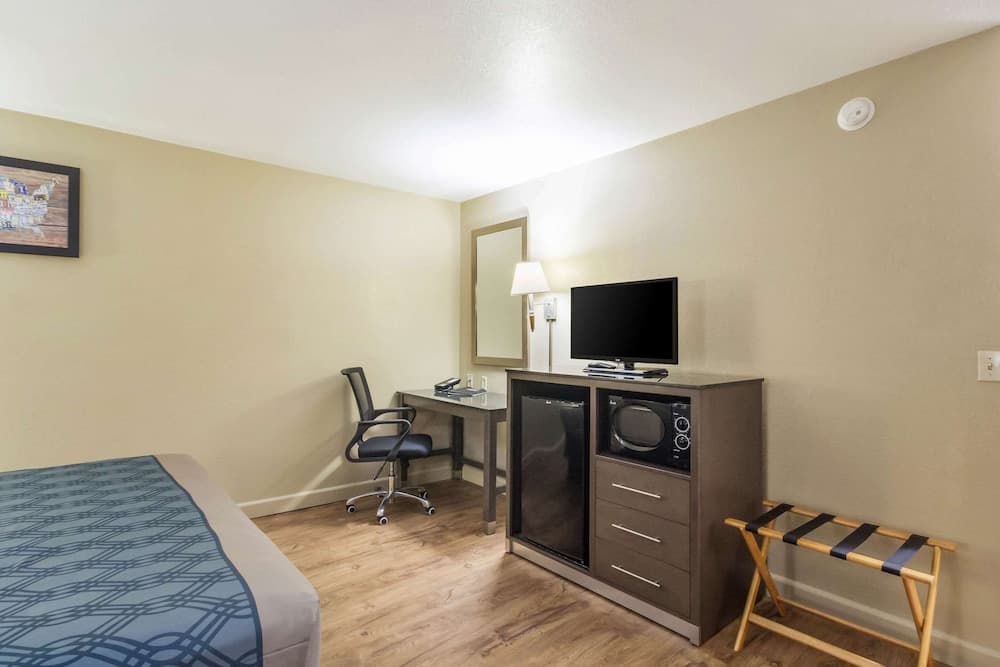 Econolodge Inn & Suites