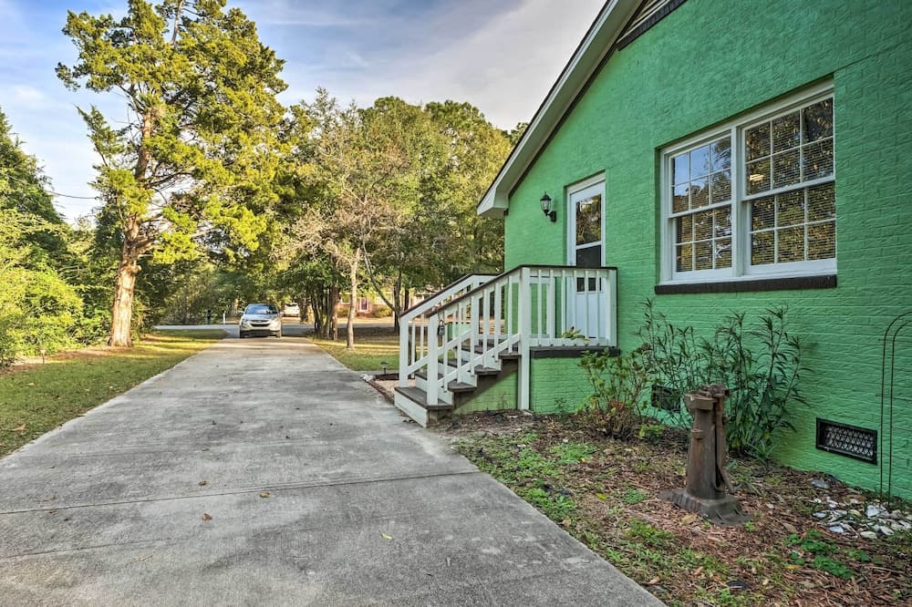 Pet-friendly Wilmington Home ~ 5 Mi to Beach!