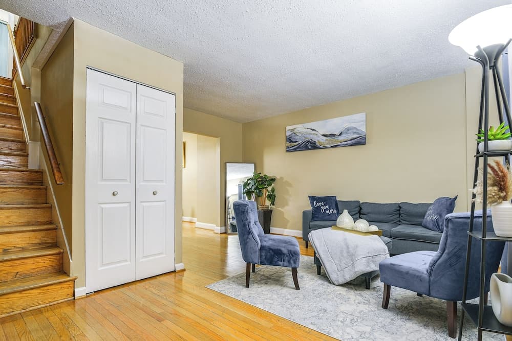11 Mi to Downtown Baltimore: Middle River Townhome