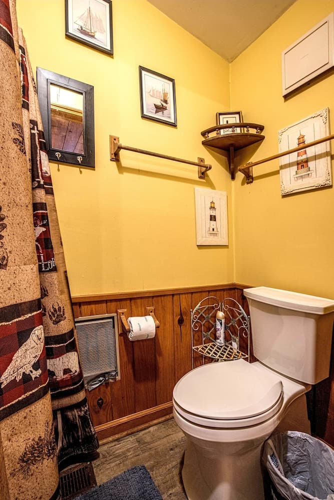 Bear Creek Lodge and Cabins in Helen Ga - Pet Friendly, River on Property, Walking Distance to downtown Helen