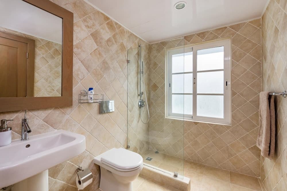 Beautiful 5-bdr 2 Levels Villa for Rent in Punta Cana - Golf Front With Pool Jacuzzi Maid
