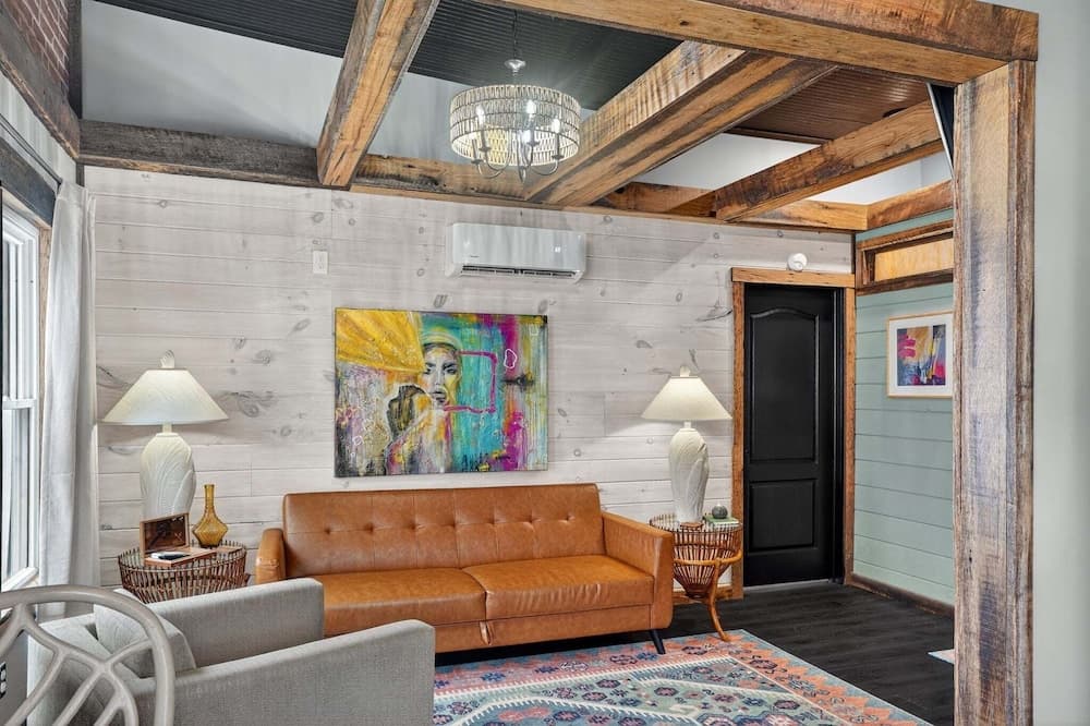 Stylish Retro Stay, Columbia House Unit D 1 Bedroom Apts