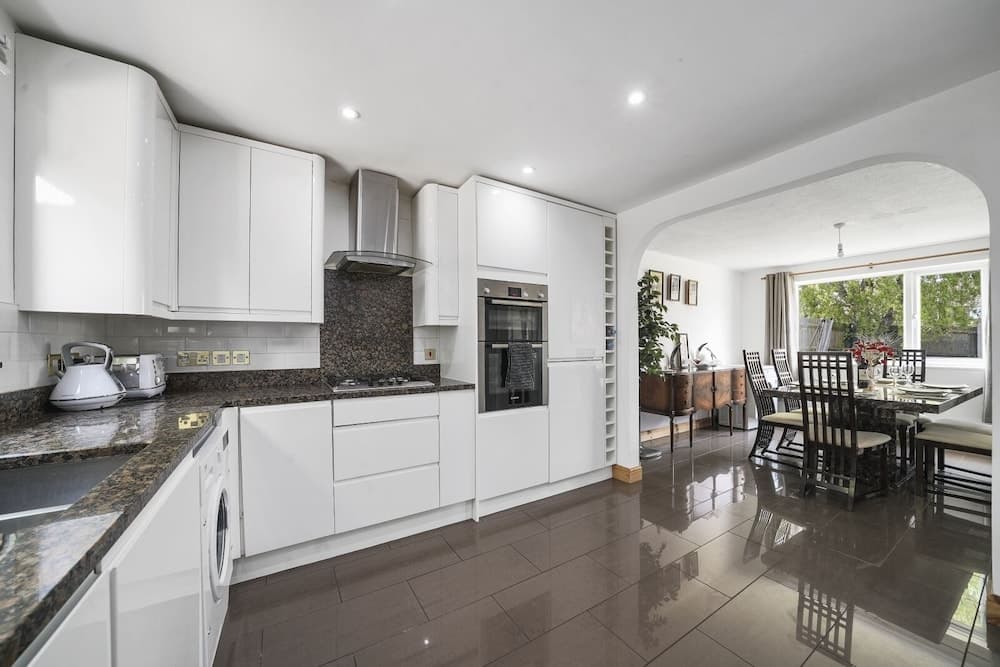 House - Sleeps 8 & On-site Parking