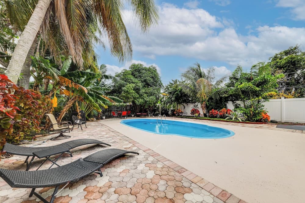 1 Mi to Beach: Sunny Lantana Cottage w/ Pool!