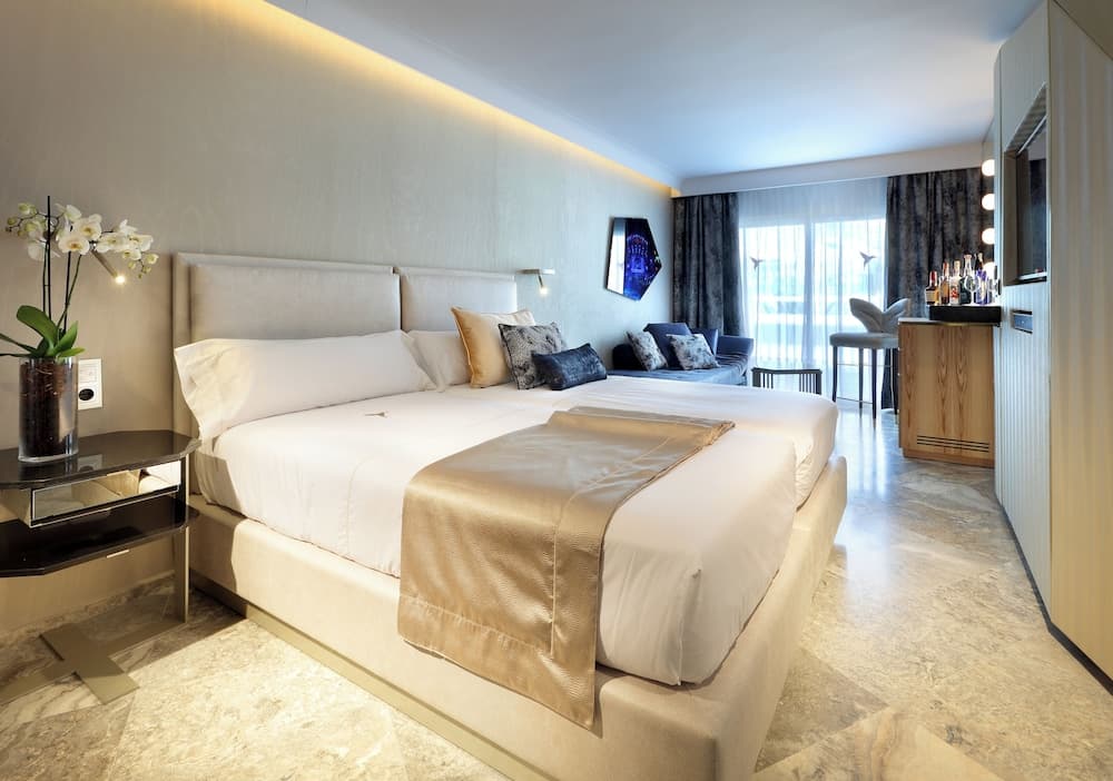 Ushuaïa Ibiza Beach Hotel - Adults Only - Club Entrance Included